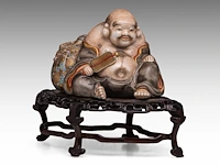 A finely painted japanese polychrome porcelain figure of hotei leaning against the bag of good fortune, l 22 cm - figure h 14,5 cm - total h 22,5 cm - afbeelding 2 van  8