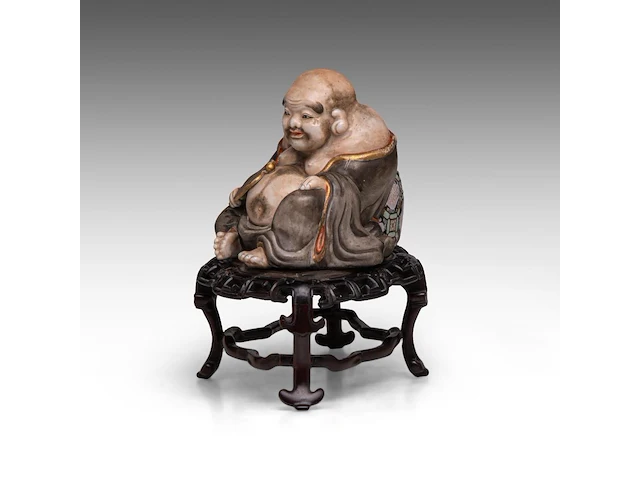 A finely painted japanese polychrome porcelain figure of hotei leaning against the bag of good fortune, l 22 cm - figure h 14,5 cm - total h 22,5 cm - afbeelding 3 van  8