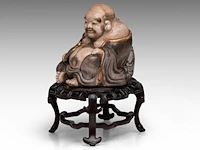 A finely painted japanese polychrome porcelain figure of hotei leaning against the bag of good fortune, l 22 cm - figure h 14,5 cm - total h 22,5 cm - afbeelding 3 van  8