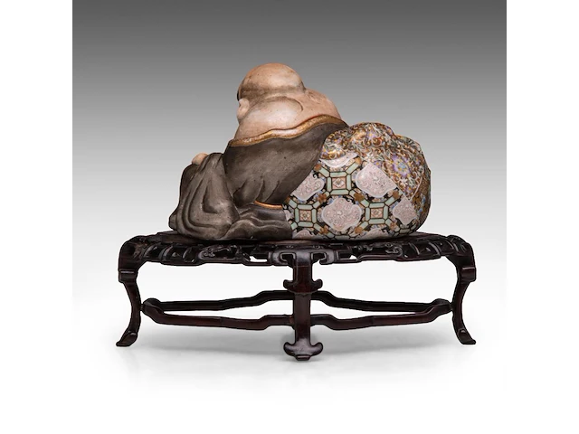 A finely painted japanese polychrome porcelain figure of hotei leaning against the bag of good fortune, l 22 cm - figure h 14,5 cm - total h 22,5 cm - afbeelding 4 van  8