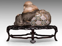 A finely painted japanese polychrome porcelain figure of hotei leaning against the bag of good fortune, l 22 cm - figure h 14,5 cm - total h 22,5 cm - afbeelding 4 van  8
