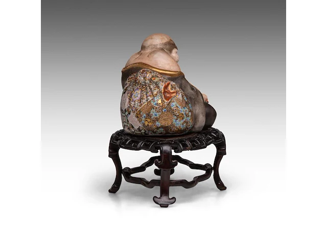 A finely painted japanese polychrome porcelain figure of hotei leaning against the bag of good fortune, l 22 cm - figure h 14,5 cm - total h 22,5 cm - afbeelding 5 van  8