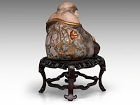 A finely painted japanese polychrome porcelain figure of hotei leaning against the bag of good fortune, l 22 cm - figure h 14,5 cm - total h 22,5 cm - afbeelding 5 van  8