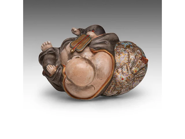 A finely painted japanese polychrome porcelain figure of hotei leaning against the bag of good fortune, l 22 cm - figure h 14,5 cm - total h 22,5 cm - afbeelding 7 van  8