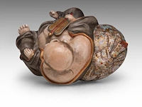 A finely painted japanese polychrome porcelain figure of hotei leaning against the bag of good fortune, l 22 cm - figure h 14,5 cm - total h 22,5 cm - afbeelding 7 van  8