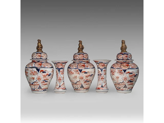 A five-piece japanese imari 'flower garden' garniture set, late meiji, h 24 - 40,5 cm - afbeelding 2 van  16