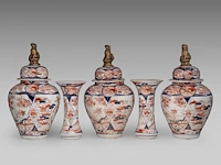 A five-piece japanese imari 'flower garden' garniture set, late meiji, h 24 - 40,5 cm - afbeelding 2 van  16