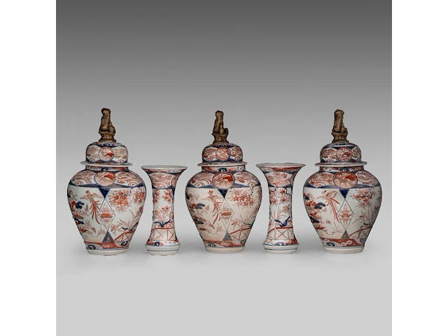 A five-piece japanese imari 'flower garden' garniture set, late meiji, h 24 - 40,5 cm - afbeelding 3 van  16