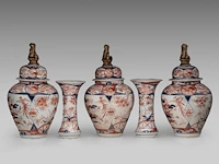 A five-piece japanese imari 'flower garden' garniture set, late meiji, h 24 - 40,5 cm - afbeelding 3 van  16