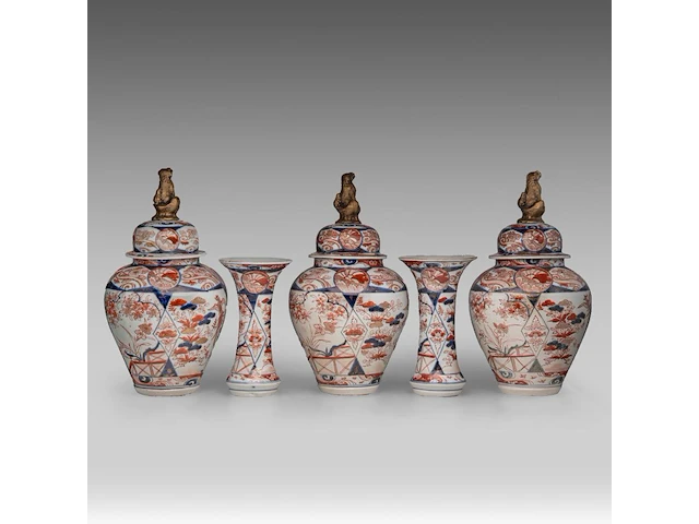 A five-piece japanese imari 'flower garden' garniture set, late meiji, h 24 - 40,5 cm - afbeelding 4 van  16
