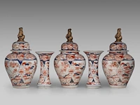 A five-piece japanese imari 'flower garden' garniture set, late meiji, h 24 - 40,5 cm - afbeelding 4 van  16