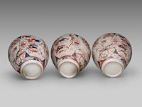 A five-piece japanese imari 'flower garden' garniture set, late meiji, h 24 - 40,5 cm - afbeelding 6 van  16