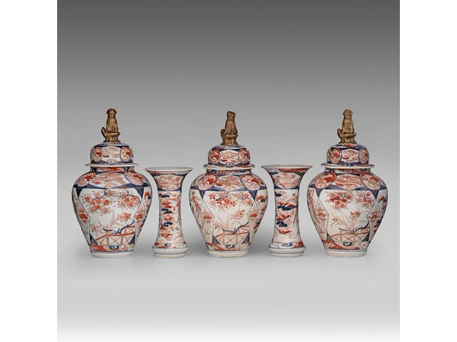 A five-piece japanese imari 'flower garden' garniture set, late meiji, h 24 - 40,5 cm - afbeelding 1 van  16