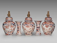 A five-piece japanese imari 'flower garden' garniture set, late meiji, h 24 - 40,5 cm
