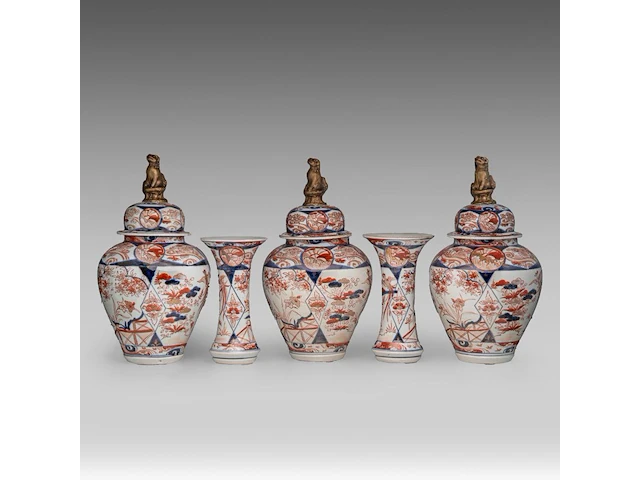 A five-piece japanese imari 'flower garden' garniture set, late meiji, h 24 - 40,5 cm - afbeelding 9 van  16