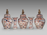 A five-piece japanese imari 'flower garden' garniture set, late meiji, h 24 - 40,5 cm - afbeelding 9 van  16