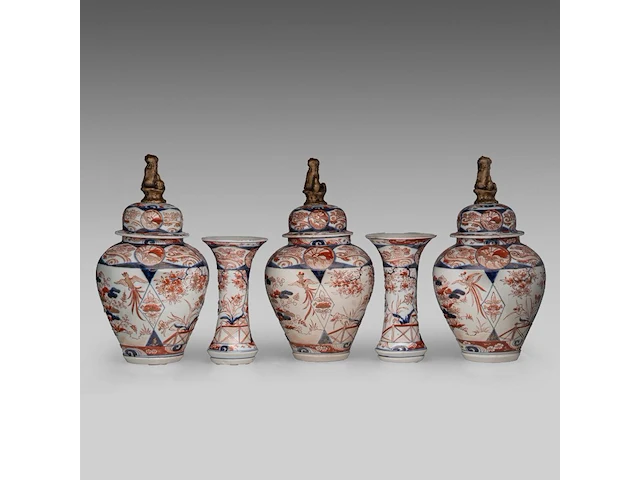 A five-piece japanese imari 'flower garden' garniture set, late meiji, h 24 - 40,5 cm - afbeelding 10 van  16