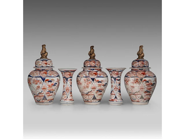 A five-piece japanese imari 'flower garden' garniture set, late meiji, h 24 - 40,5 cm - afbeelding 11 van  16