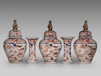 A five-piece japanese imari 'flower garden' garniture set, late meiji, h 24 - 40,5 cm - afbeelding 11 van  16