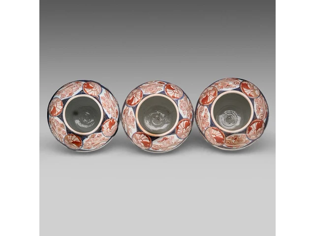 A five-piece japanese imari 'flower garden' garniture set, late meiji, h 24 - 40,5 cm - afbeelding 12 van  16