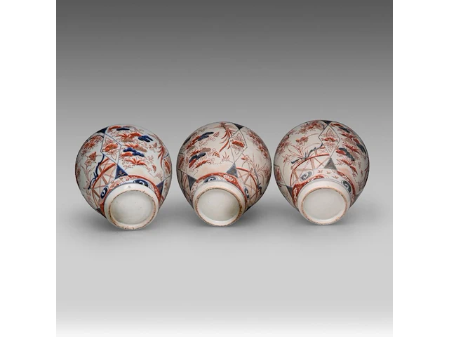 A five-piece japanese imari 'flower garden' garniture set, late meiji, h 24 - 40,5 cm - afbeelding 13 van  16