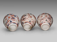 A five-piece japanese imari 'flower garden' garniture set, late meiji, h 24 - 40,5 cm - afbeelding 13 van  16