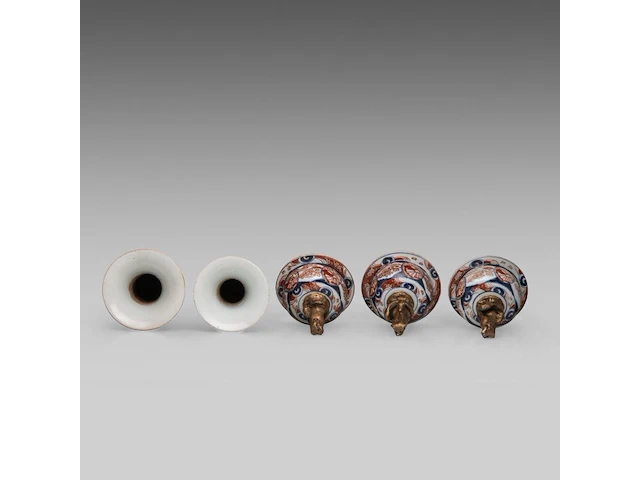 A five-piece japanese imari 'flower garden' garniture set, late meiji, h 24 - 40,5 cm - afbeelding 14 van  16