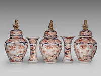 A five-piece japanese imari 'flower garden' garniture set, late meiji, h 24 - 40,5 cm - afbeelding 16 van  16