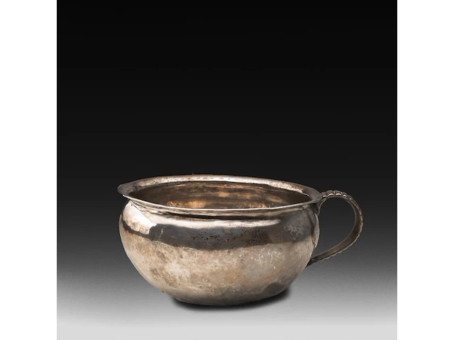A flemish silver chamber pot, 17thc, weight: ca. 690 g 10 x 24 cm. (3.94 x 9.44 in.) - afbeelding 1 van  4