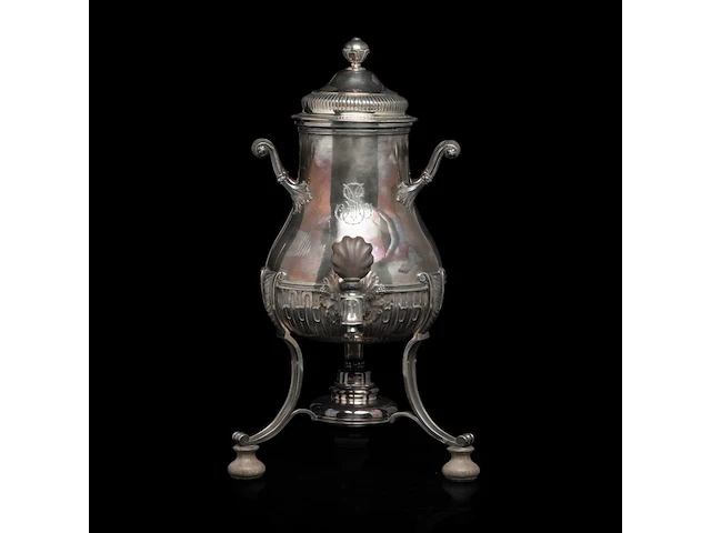 A french silver water kettle on turned wooden feet, french hallmark (1838-1961), 925/000, makers' mark risler & carré, paris, h 35 cm, 1395 g, the burner is added and marked christofle - afbeelding 4 van  22
