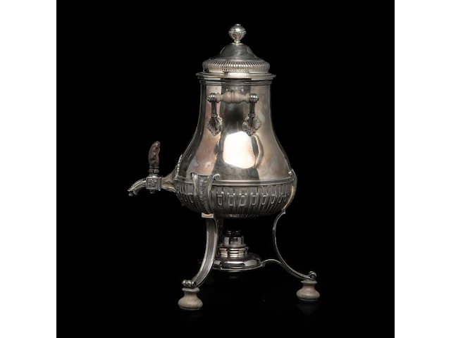 A french silver water kettle on turned wooden feet, french hallmark (1838-1961), 925/000, makers' mark risler & carré, paris, h 35 cm, 1395 g, the burner is added and marked christofle - afbeelding 6 van  22