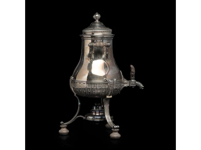A french silver water kettle on turned wooden feet, french hallmark (1838-1961), 925/000, makers' mark risler & carré, paris, h 35 cm, 1395 g, the burner is added and marked christofle - afbeelding 8 van  22