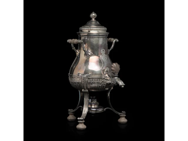 A french silver water kettle on turned wooden feet, french hallmark (1838-1961), 925/000, makers' mark risler & carré, paris, h 35 cm, 1395 g, the burner is added and marked christofle - afbeelding 9 van  22