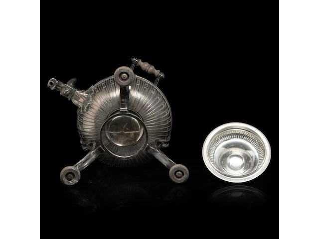 A french silver water kettle on turned wooden feet, french hallmark (1838-1961), 925/000, makers' mark risler & carré, paris, h 35 cm, 1395 g, the burner is added and marked christofle - afbeelding 11 van  22
