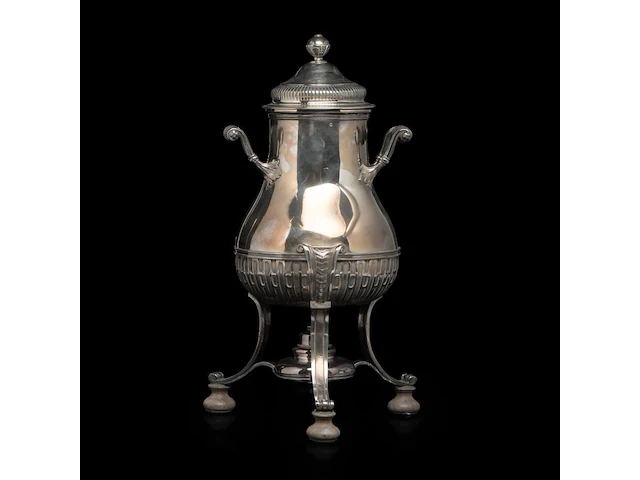 A french silver water kettle on turned wooden feet, french hallmark (1838-1961), 925/000, makers' mark risler & carré, paris, h 35 cm, 1395 g, the burner is added and marked christofle - afbeelding 17 van  22