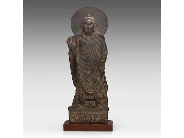 A gandhara-style grey schist figure of buddha shakyamuni, total h 66,5 cm - afbeelding 1 van  7