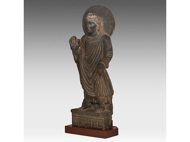 A gandhara-style grey schist figure of buddha shakyamuni, total h 66,5 cm - afbeelding 2 van  7