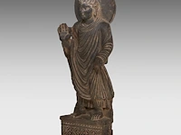A gandhara-style grey schist figure of buddha shakyamuni, total h 66,5 cm - afbeelding 2 van  7