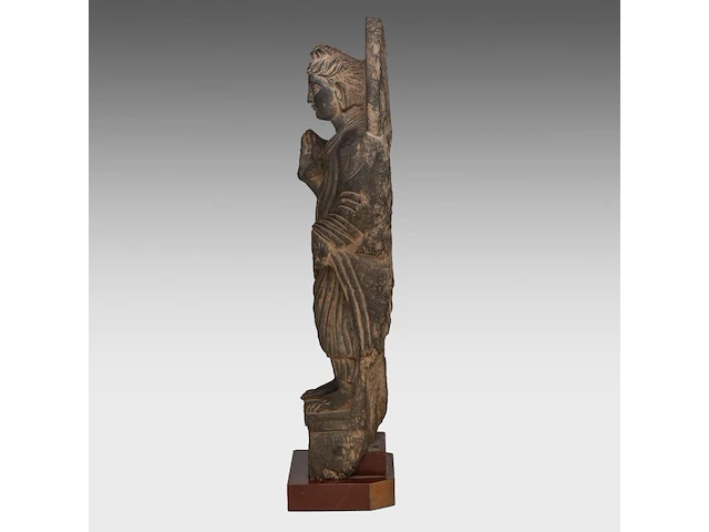 A gandhara-style grey schist figure of buddha shakyamuni, total h 66,5 cm - afbeelding 3 van  7