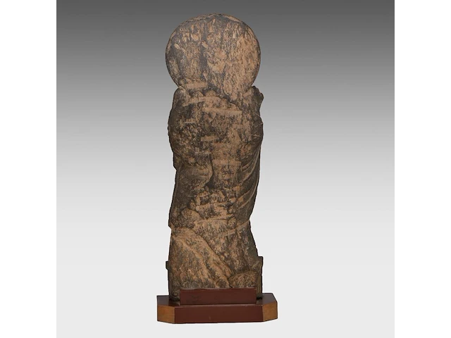 A gandhara-style grey schist figure of buddha shakyamuni, total h 66,5 cm - afbeelding 4 van  7