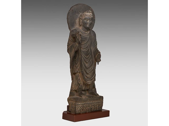 A gandhara-style grey schist figure of buddha shakyamuni, total h 66,5 cm - afbeelding 6 van  7
