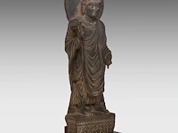 A gandhara-style grey schist figure of buddha shakyamuni, total h 66,5 cm - afbeelding 6 van  7