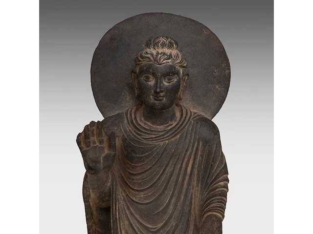 A gandhara-style grey schist figure of buddha shakyamuni, total h 66,5 cm - afbeelding 7 van  7