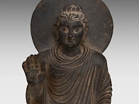 A gandhara-style grey schist figure of buddha shakyamuni, total h 66,5 cm - afbeelding 7 van  7