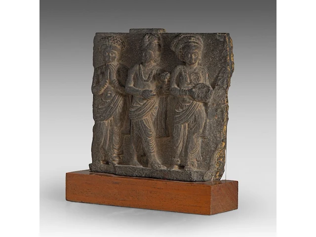 A gandharan grey schist relief panel depicting worshippers of the buddha, ancient region of gandhara, kushan period, 2nd-3rd c, fixed on a wooden base, total h 35 cm (+) - afbeelding 2 van  6