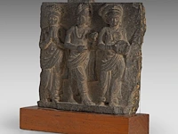 A gandharan grey schist relief panel depicting worshippers of the buddha, ancient region of gandhara, kushan period, 2nd-3rd c, fixed on a wooden base, total h 35 cm (+) - afbeelding 2 van  6