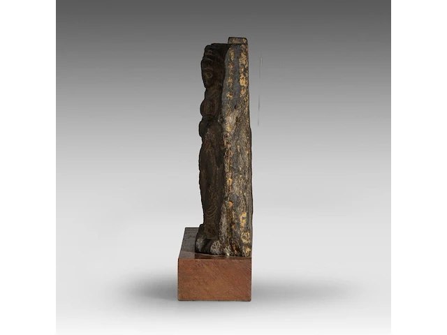 A gandharan grey schist relief panel depicting worshippers of the buddha, ancient region of gandhara, kushan period, 2nd-3rd c, fixed on a wooden base, total h 35 cm (+) - afbeelding 3 van  6