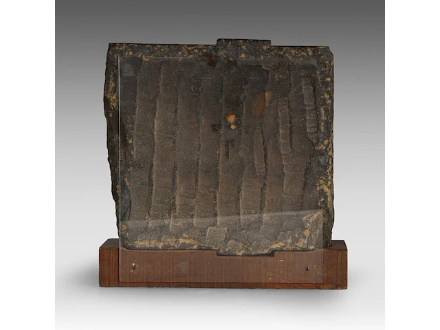 A gandharan grey schist relief panel depicting worshippers of the buddha, ancient region of gandhara, kushan period, 2nd-3rd c, fixed on a wooden base, total h 35 cm (+) - afbeelding 4 van  6