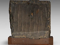 A gandharan grey schist relief panel depicting worshippers of the buddha, ancient region of gandhara, kushan period, 2nd-3rd c, fixed on a wooden base, total h 35 cm (+) - afbeelding 4 van  6