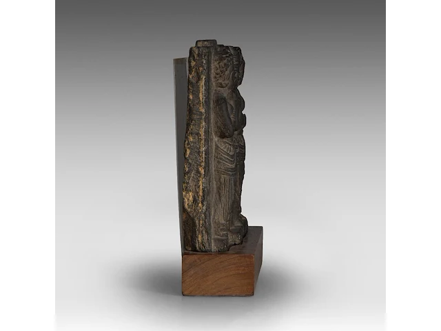 A gandharan grey schist relief panel depicting worshippers of the buddha, ancient region of gandhara, kushan period, 2nd-3rd c, fixed on a wooden base, total h 35 cm (+) - afbeelding 5 van  6